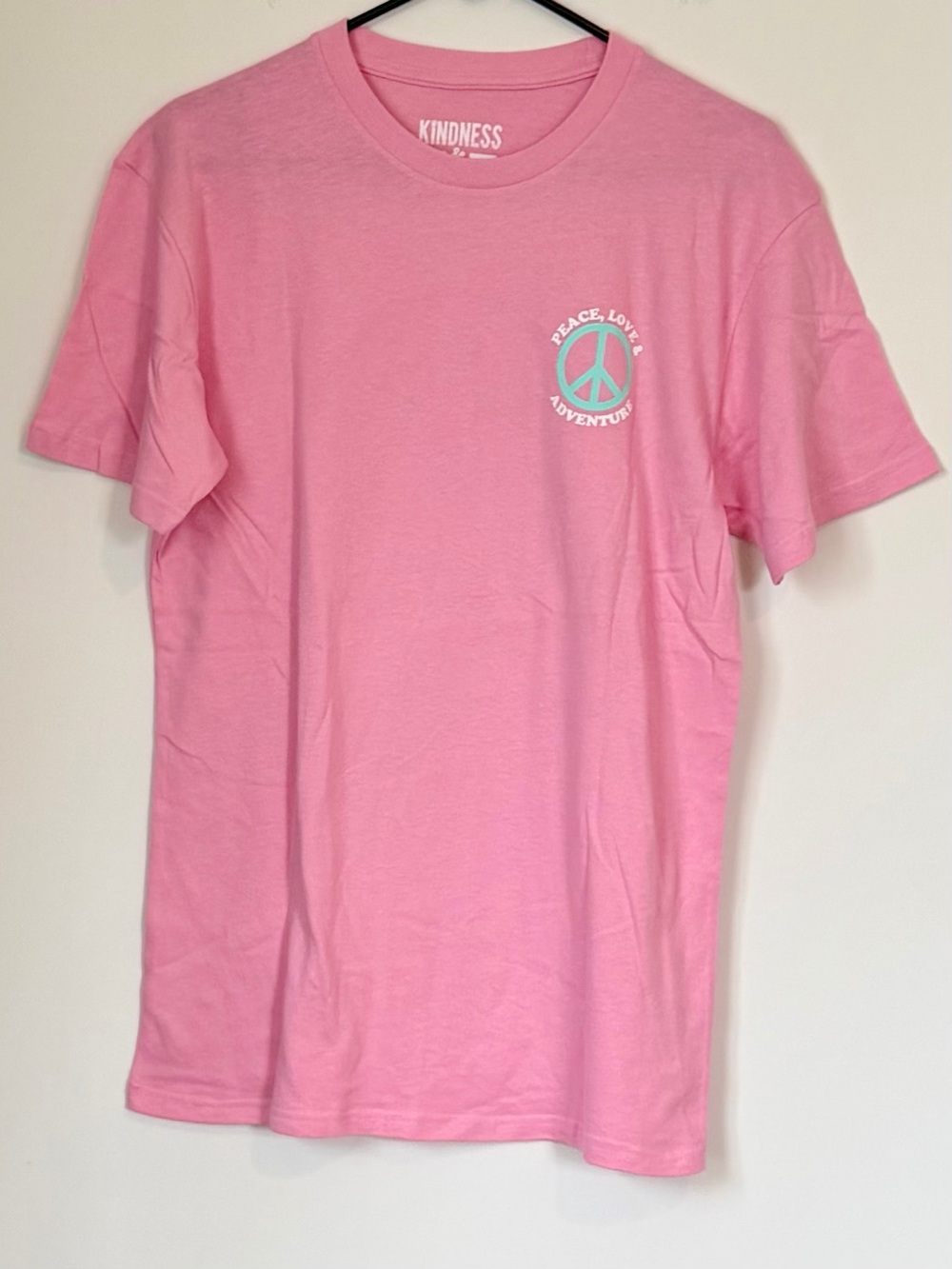 NWT Pink ‘Peace, Love & Adventure’ ‘Forever Chasing Good Vibes’ Short Sleeve - M - Picture 2 of 7